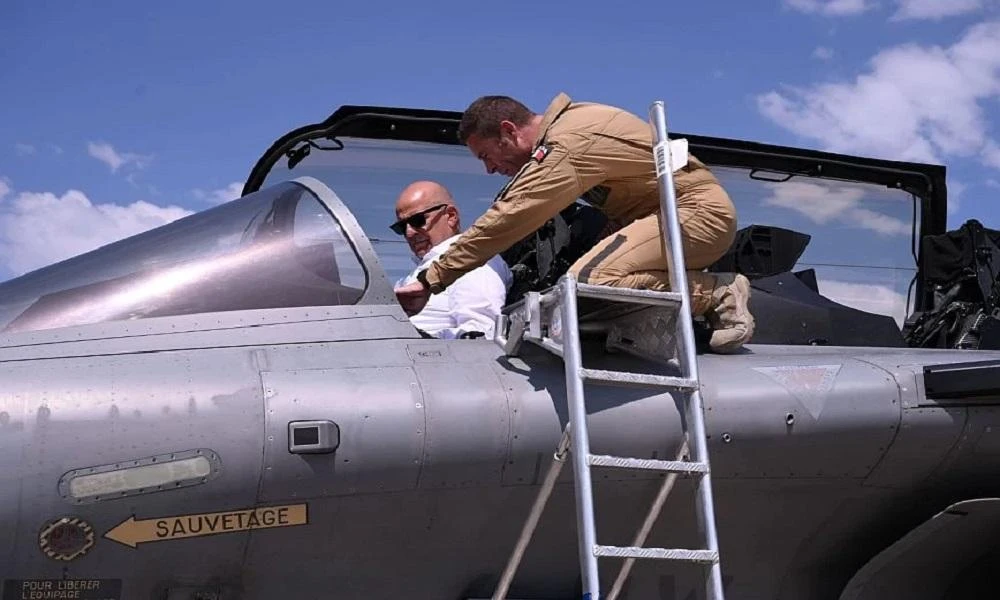 Σε Rafale ο Δένδιας: Eντυπωσιασμένος από τις επιδείξεις στο Athens Flying Week